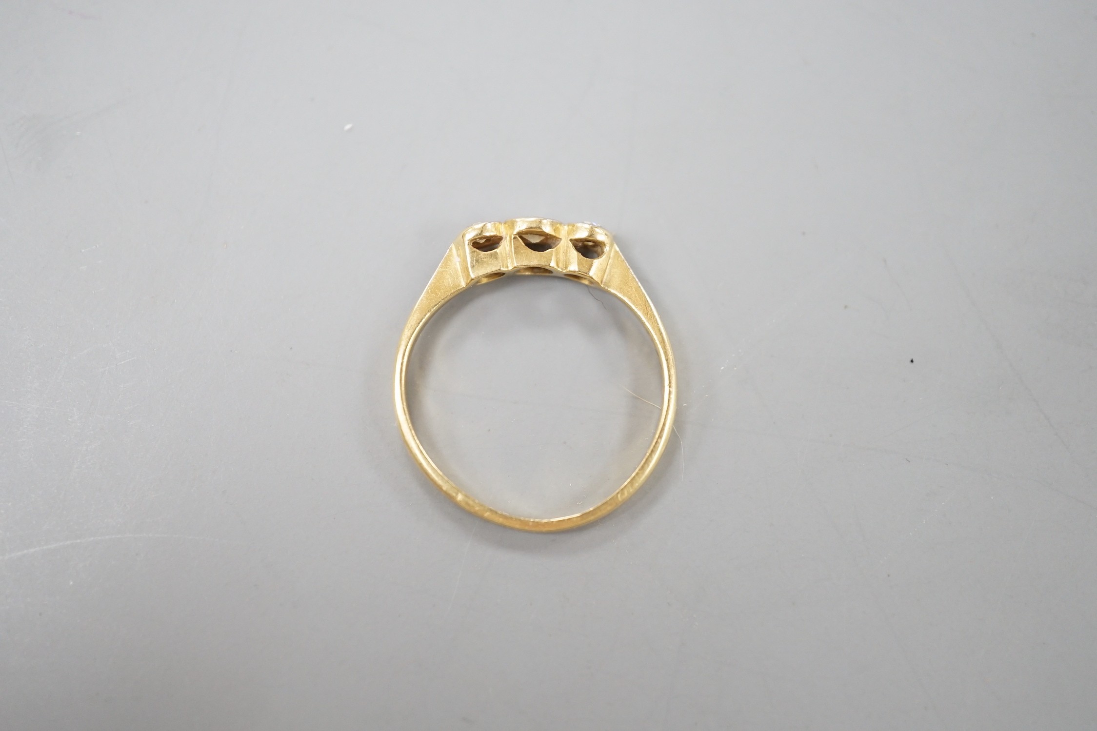 A yellow metal, Plat and collet set three stone diamond ring, size K, gross weight 1.9 grams.